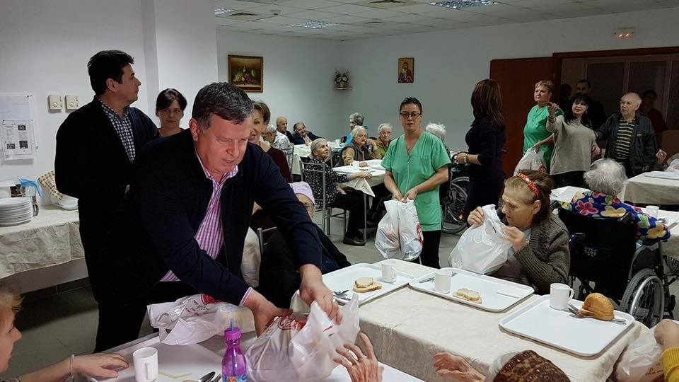 Imagine Stire Cutremurător. Căminul de bătrâni din Vâlcea îşi închide porţile din cauza coronavirusului! Bătrânii sunt trimişi acasă | 2review.ro