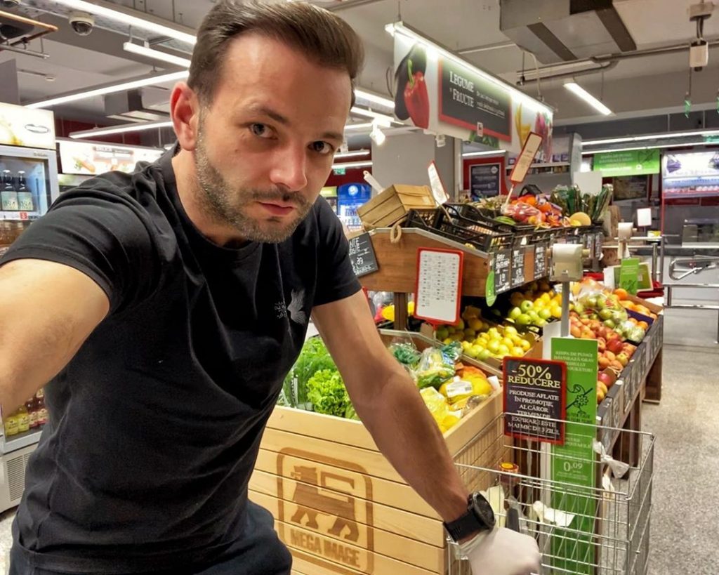 Imagine Stire Episodul povestit de Mihai Morar, după ce a ieșit la cumpărături pe timp de pandemie: “Lacrimile din spatele unei măști” | 2review.ro