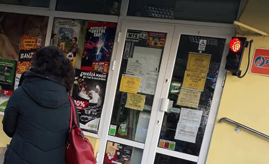Imagine Stire Nu e banc! O farmacie din Iași a montat un semafor la intrare. Care e motivul | 2review.ro