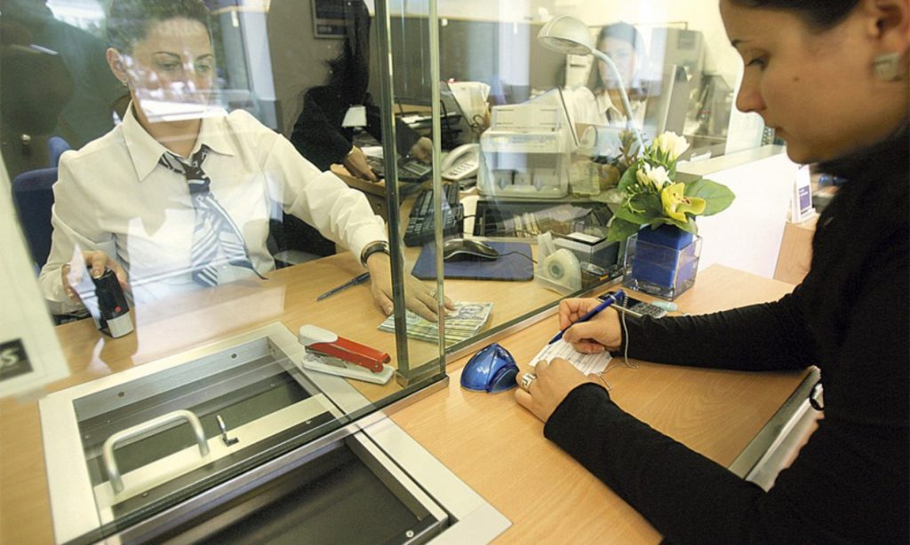 Celebră bancă din România, în scandal cu refugiaţii ucraineni. Păţania unui pensionar din Ucraina, care a vrut să schimbe hrivna în lei