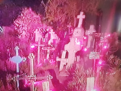 Imagine Stire Un preot din Galați a pus, noaptea, candele la toate crucile din cimitir și le-a aprins | 2review.ro