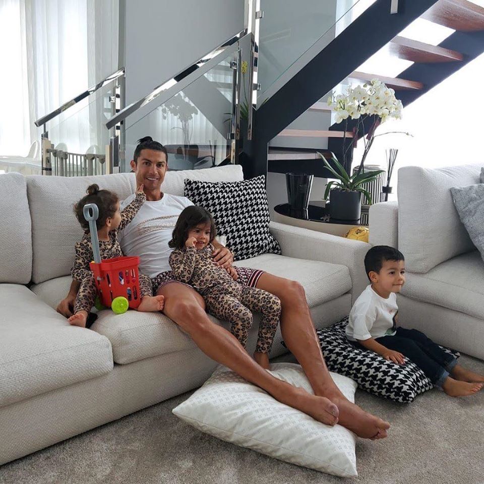 Imagine Stire Cristiano Ronaldo, relaxare în pijamale de peste 2.000 de euro! Fotbalistul este izolat cu familia sa în Portugalia | 2review.ro