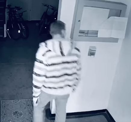 Imagine Stire Un sucevean a furat aparatul cu dezinfectant din scara unui bloc! Ce a făcut, înainte, cu soluția întrece orice imaginație. “Chiar nu e de glumit, se pare că…” VIDEO | 2review.ro