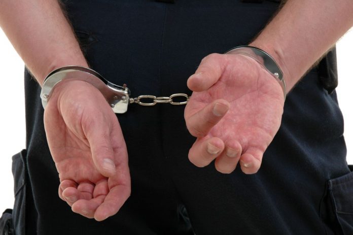 Imagine Stire Incredibil! Fiul unui medic din Iași s-a urcat fără permis la volan și a aruncat un plic de „iarbă” pe geam | 2review.ro