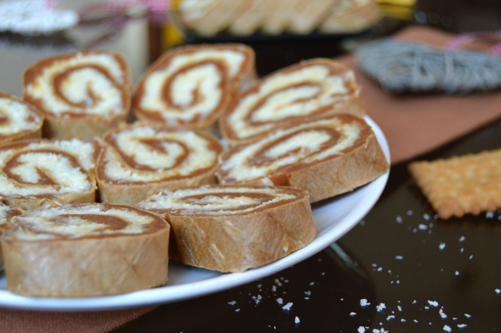 Imagine Stire Desertul inedit pe care să-l faci mereu acasă: ruladă de biscuiți cu nucă de cocos | 2review.ro