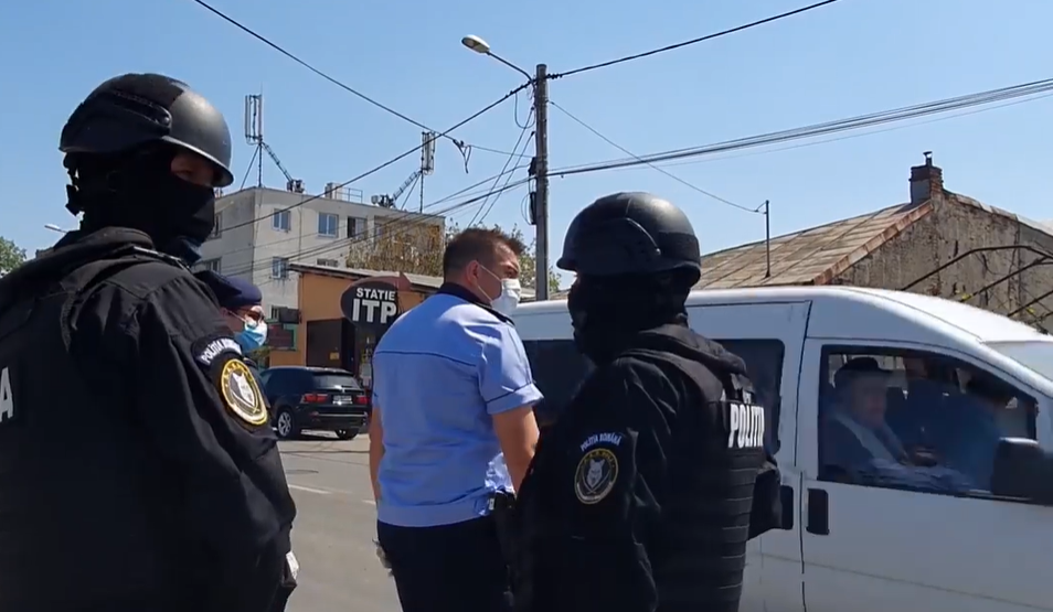 Imagine Stire Paranghelie în plină pandemie. Peste 40 de romi din Craiova au participat la o logodnă, iar ”mascații” au intervenit | 2review.ro