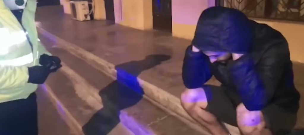 Imagine Stire Dialogul halucinant dintre un polițist și un tânăr din Dîmbovița care a refuzat să se legitimeze: ”Cunoașteți Ordonanța? Cunoaștem, dar nu avem… | 2review.ro
