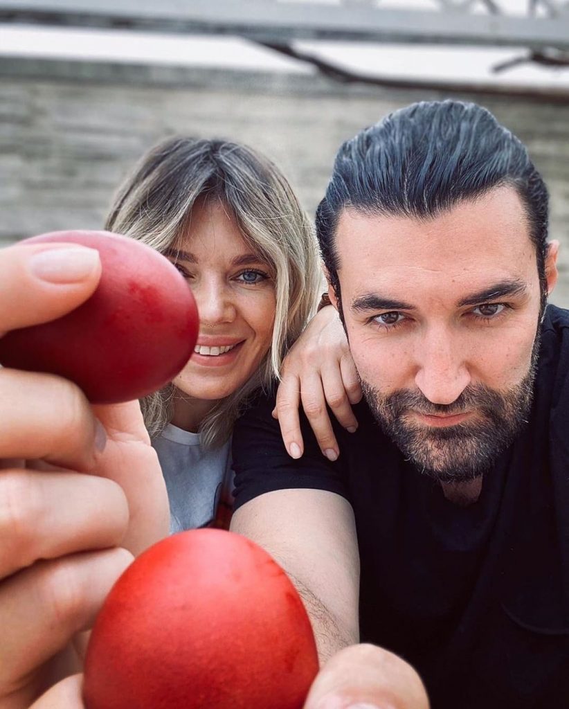 Imagine Stire Gina Pistol și Smiley, poză de album de Paște! Mesajul incredibil trimis de o tânără face senzație pe Instagram | 2review.ro