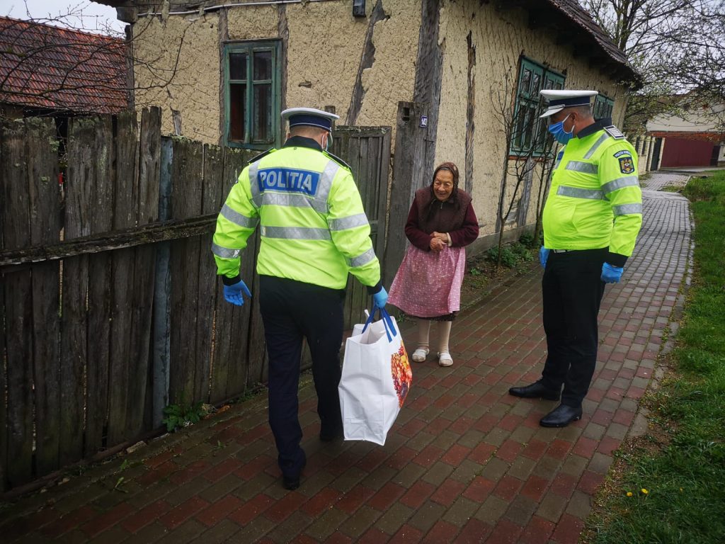 Imagine Stire Polițiștii din Timiș au adus mâncare bătrânilor și copiilor izolați din județ. Imagini emoționante | 2review.ro