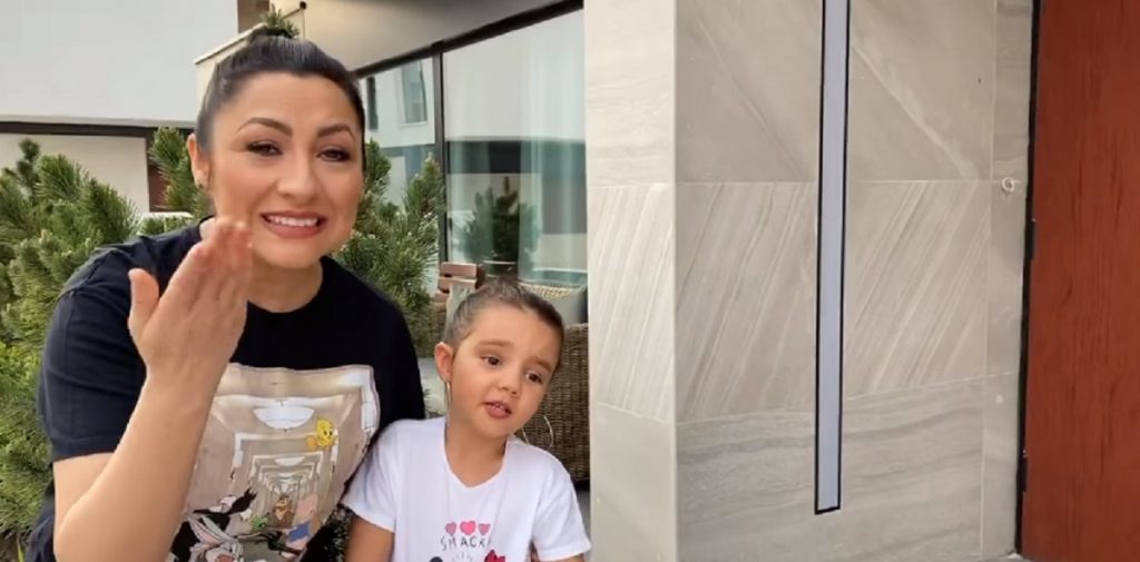 Imagine Stire VIDEO / Andra Măruță și fiica ei, surpriză emoționantă pentru fani, în plină pandemie: „Sper să vă placă acest…” | 2review.ro