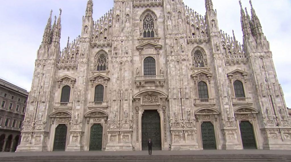 Imagine Stire Imagini răvășitoare! Andrea Bocelli, concert uluitor în fața Domului din Milano, fără niciun spectator. Mesajul artistului a făcut înconjurul lumii | 2review.ro