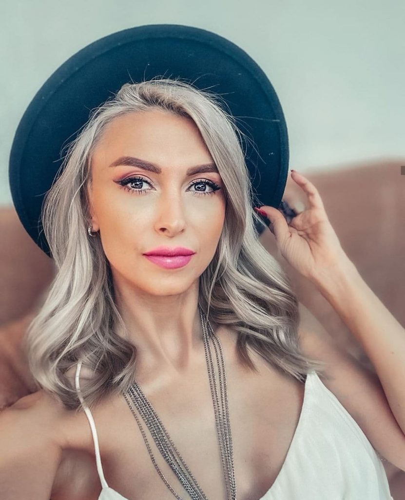 Imagine Stire Ce face Andreea Bălan în curtea casei sale, în izolare. Ella, fiica cea mare, îi calcă pe urme. “Mă imită!” | 2review.ro