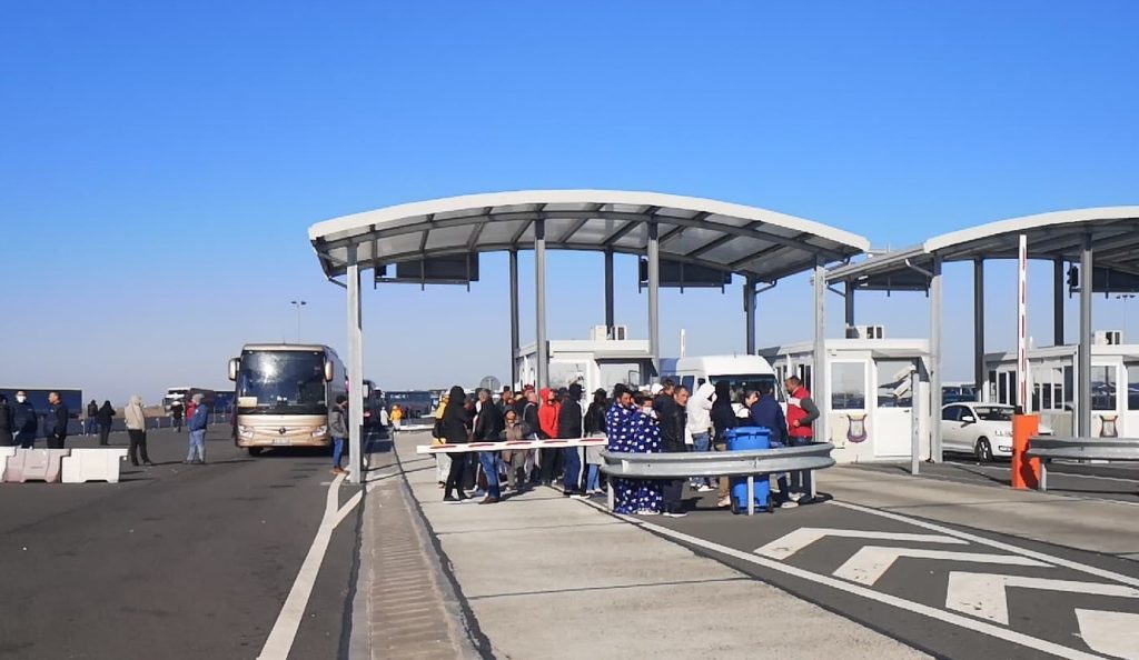 Imagine Stire Vela, control fulger la Vama Nădlac! E scandal cu oamenii care intră la pas în țară: ”Îi anunț că vom…” | 2review.ro
