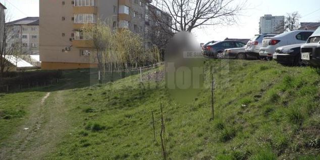 Un bărbat cu mănuși și mască pe față s-a spânzurat în cartierul Obcini din Suceava © monitorulsv.ro