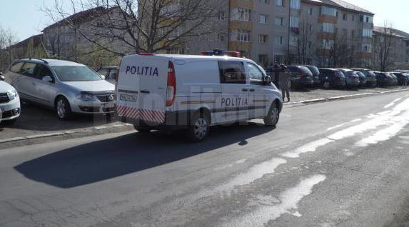 Imagine Stire Descoperire macabră în Suceava! Un bărbat cu mănuși și mască pe față, găsit mort lângă blocul în care locuia. Dezvăluirile făcute de vecini | 2review.ro