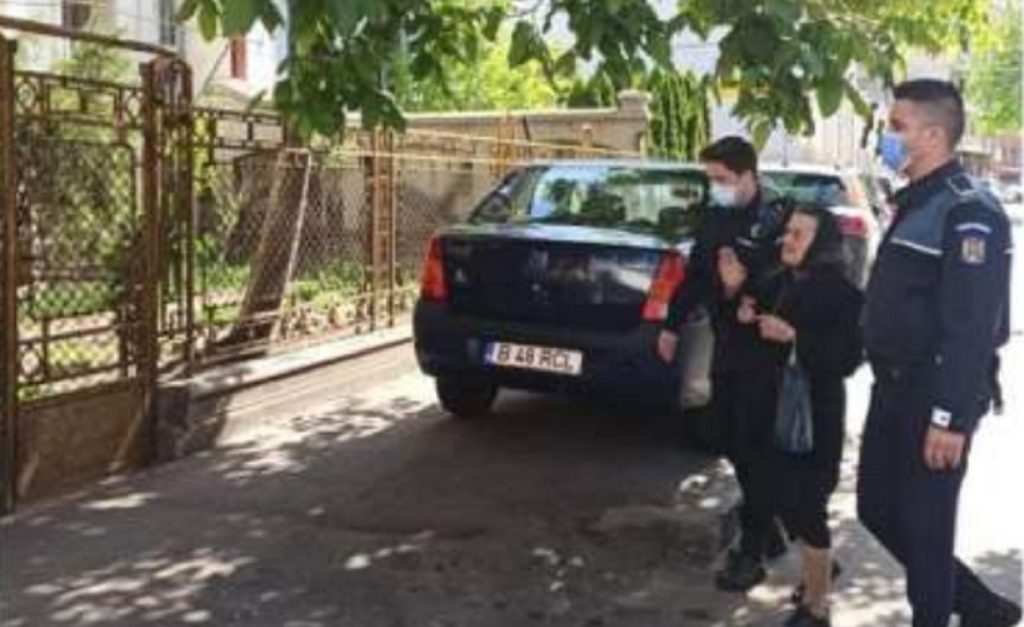 Imagine Stire Gestul emoționant făcut de doi polițiști și un jandarm, pentru o bătrână din București care a leșinat în fața farmaciei: „S-au căutat toți în buzunare” | 2review.ro