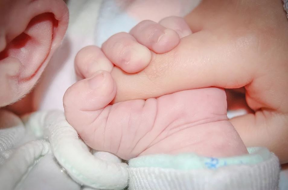 Imagine Stire Un nou-născut a murit din cauza noului coronavirus: “Cu tristețe sfâșietoare, putem confirma primul deces pediatric” | 2review.ro