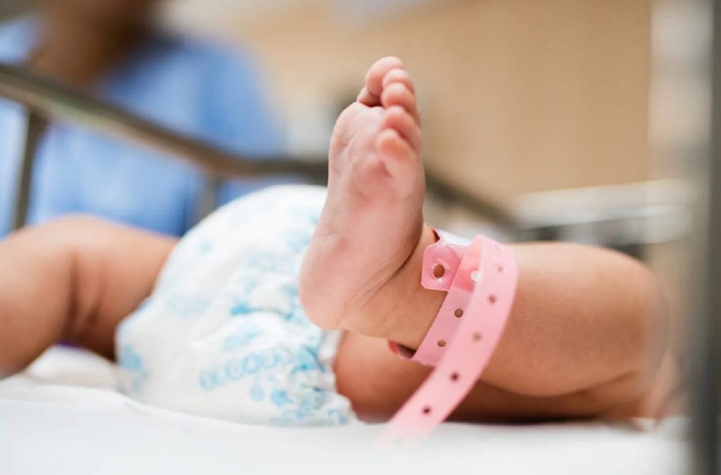 Imagine Stire Cel mai tânăr pacient vindecat de COVID-19 are doar 16 zile: ”M-am speriat, dar am decis să-l las pe mâna medicilor” | 2review.ro