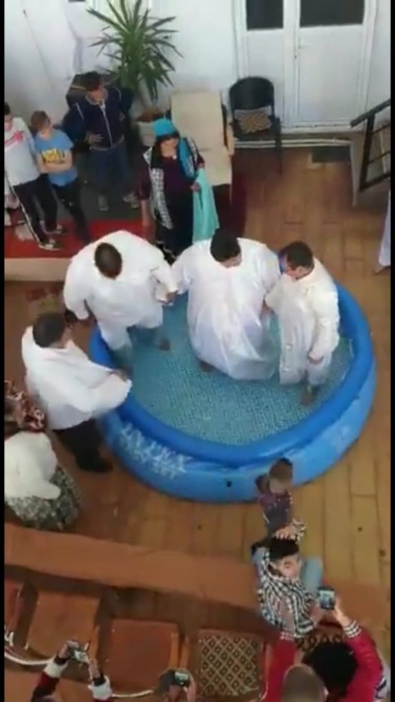 Botez în sufragerie, în plina epidemie de coronavirus! Un grup de pocăiți din Târgu-Jiu au organizat un ritual religios în casă, într-o piscină pentru copii