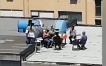 Imagine Stire E jale mare în Italia, dar… Poliția a oprit din elicopter o petrecere cu grătar chiar pe terasa unui bloc VIDEO | 2review.ro