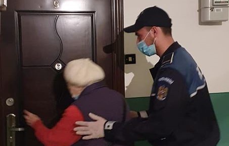 Imagine Stire Care a fost reacția a doi polițiști din Iași atunci când o bătrână a dorit să ajungă la bancă pentru a-și încasa pensia | 2review.ro