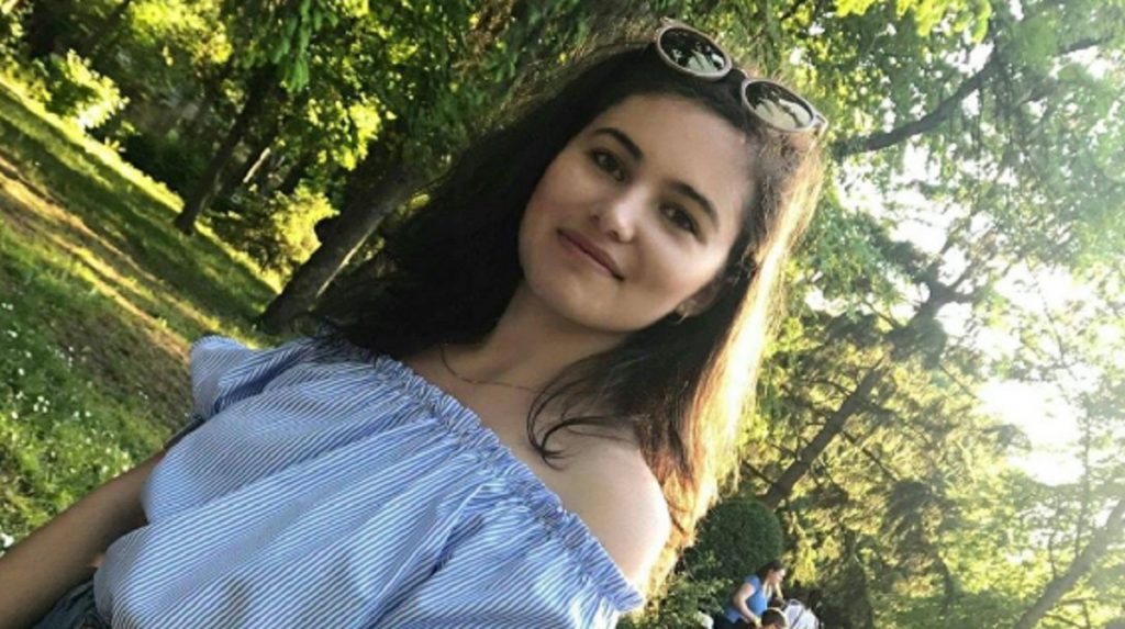 Imagine Stire Anca, o tânără din Iași suspectă de coronavirus, trimisă să se plimbe pe jos, din spital în spital: „Un asistent se lăuda că-și bagă…” | 2review.ro