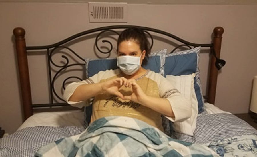 Imagine Stire Tânăra din imagine a fost diagnosticată cu noul coronavirus, deși nu a ieșit deloc din casă 3 săptămâni. Cum s-a infectat | 2review.ro