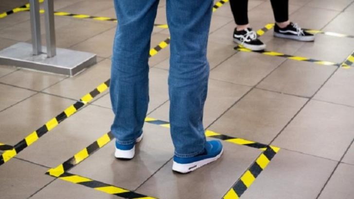 Imagine Stire Îngrijorător! Specialiștii spun că virusul are viață lungă pe talpa pantofului! Cum îți cureți corect încălțămintea | 2review.ro