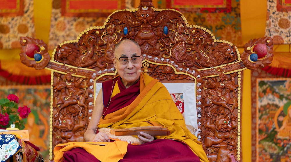 Imagine Stire În plină pandemie de coronavirus, Dalai Lama a transmis omenirii o scrisoare care îți dă fiori. Recomandările lui au făcut deja înconjurul lumii | 2review.ro