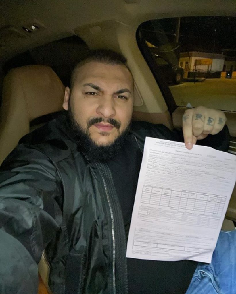 Imagine Stire Dani Mocanu a petrecut alături de agentul care l-a amendat. Poliția a început o anchetă internă. FOTO | 2review.ro