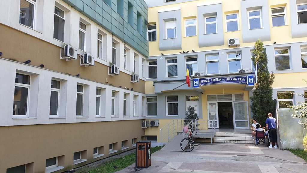 Imagine Stire Situație halucinantă la Spitalul Județean din Deva. O asistentă, în stare gravă după ce a fost scuipată de o pacientă infectată cu noul coronavirus | 2review.ro