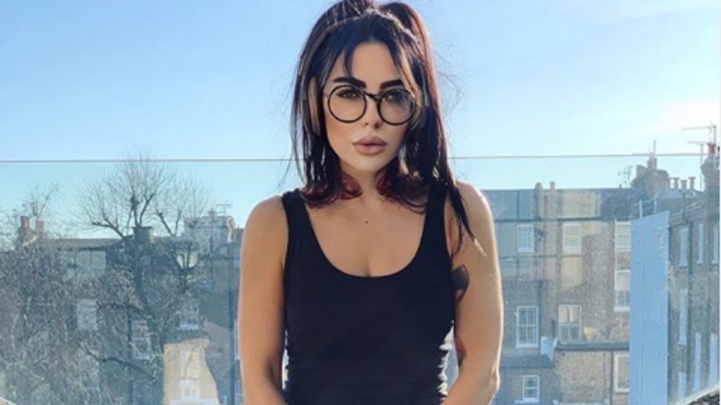 Imagine Stire O mai știi pe Dj Wanda? Artista a rămas fără bani, dar nu din cauza crizei. Deși încearcă să păstreze aparențele, ceva a dat-o de gol | 2review.ro