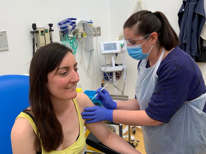 Imagine Stire Cum se simte prima femeie care s-a vaccinat contra COVID-19: „Nimic nu se compară cu senzația” | 2review.ro