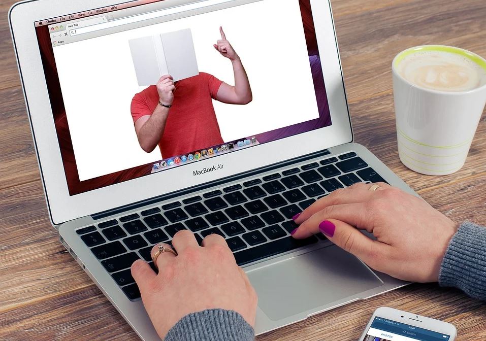 Imagine Stire E oficial! Examenele de licenţă și disertație pot fi susţinute şi online pe durata epidemiei de coronavirus în România. Condițiile pe care trebuie să le îndeplinească universitățile | 2review.ro