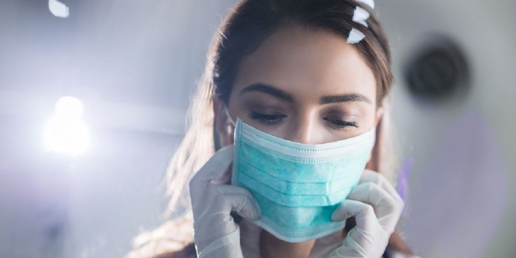 Imagine Stire Asistentă de la Terapie Intensivă, declarații cutremurătoare despre epidemia de COVID-19: „Am plâns în taxi, în drum spre casă” | 2review.ro