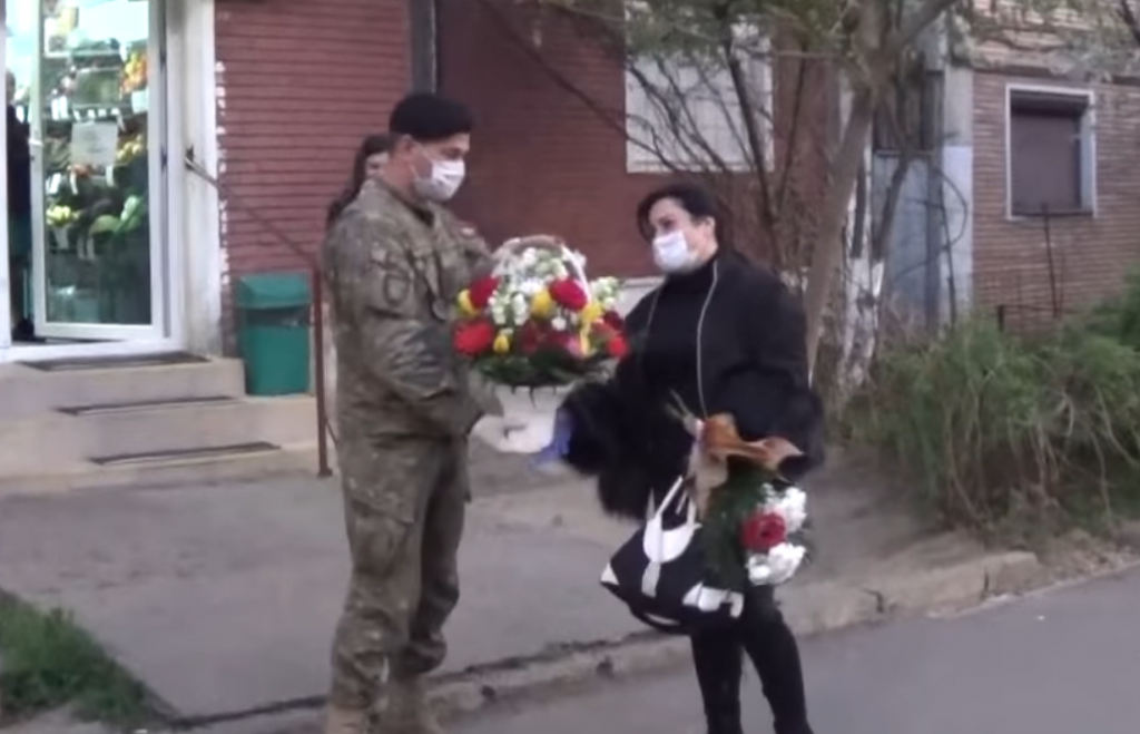 Imagine Stire Gest emoționant! Cum au întâmpinat-o militarii din Galați pe asistenta hărțuită de vecini pentru că îngrijește bolnavii de COVID-19 VIDEO | 2review.ro