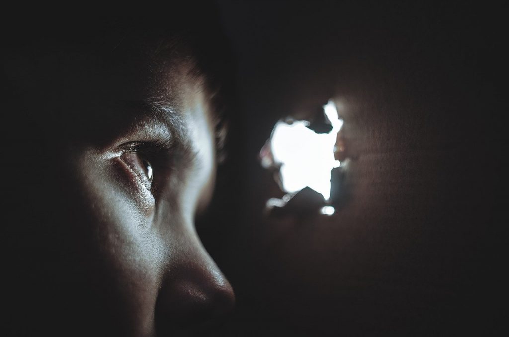 Imagine Stire Preot, acuzat de agresiune sexuală într-un centru de carantină din Neamț. Victima mărturisește lucruri cumplite: ”Lipiciosul meu, ești simpatic” | 2review.ro