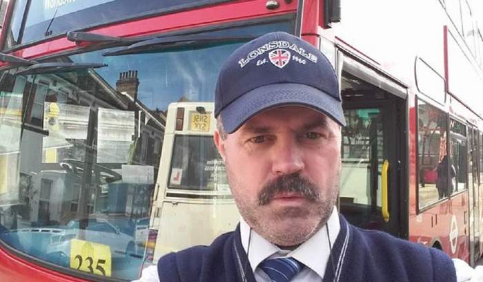 Imagine Stire Nicu Enciu, un șofer de autobuz din Londra, a murit din cauza COVID-19. Era singur, iar ultimul gest pe care l-a făcut a fost să… | 2review.ro