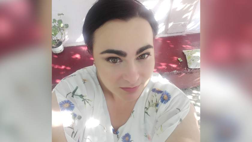 Imagine Stire Alina, tânăra din Neamț care a murit la 27 de ani din cauza COVID-19, a fost înmormântată! Aflați în izolare, părinții i-au spus adio de la balcon. “Au putut doar să vadă sicriul!” | 2review.ro