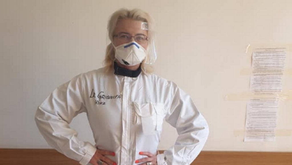 Imagine Stire Dezvăluirile cutremurătoare ale unei doctorițe din Suceava. Irina s-a tratat singură de COVID-19 și a trecut prin toate stările: „Durerea din piept era insuportabilă” | 2review.ro