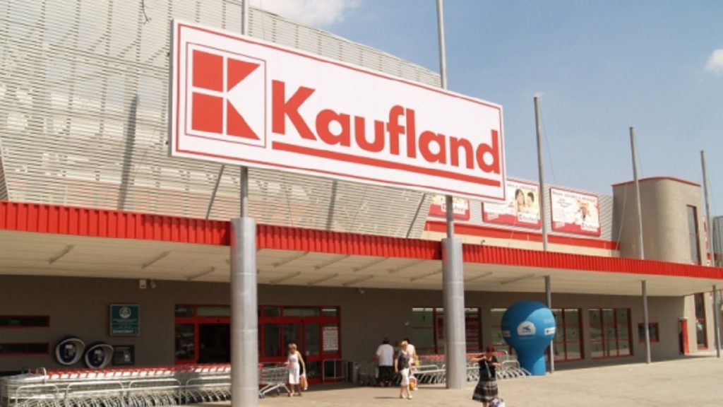 Imagine Stire Kaufland, decizie de ultim moment pentru persoanele de peste 65 de ani, în plină pandemie. Ce vor primi pensionarii, gratuit | 2review.ro