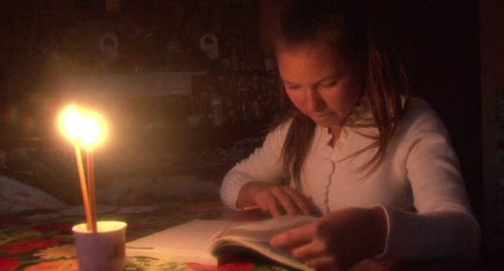 Imagine Stire Povestea tristă a Ioanei, o elevă de 13 ani din Botoșani. Statul o obligă la cursuri online, dar ea își face temele la lumânare | 2review.ro