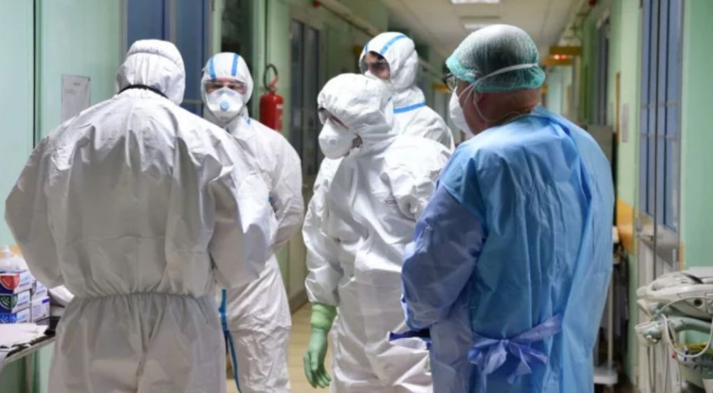 Imagine Stire Cicatricile eroilor din prima linie. Cum arată un tânăr asistent român după zeci de ore de muncă. Foto impresionant | 2review.ro