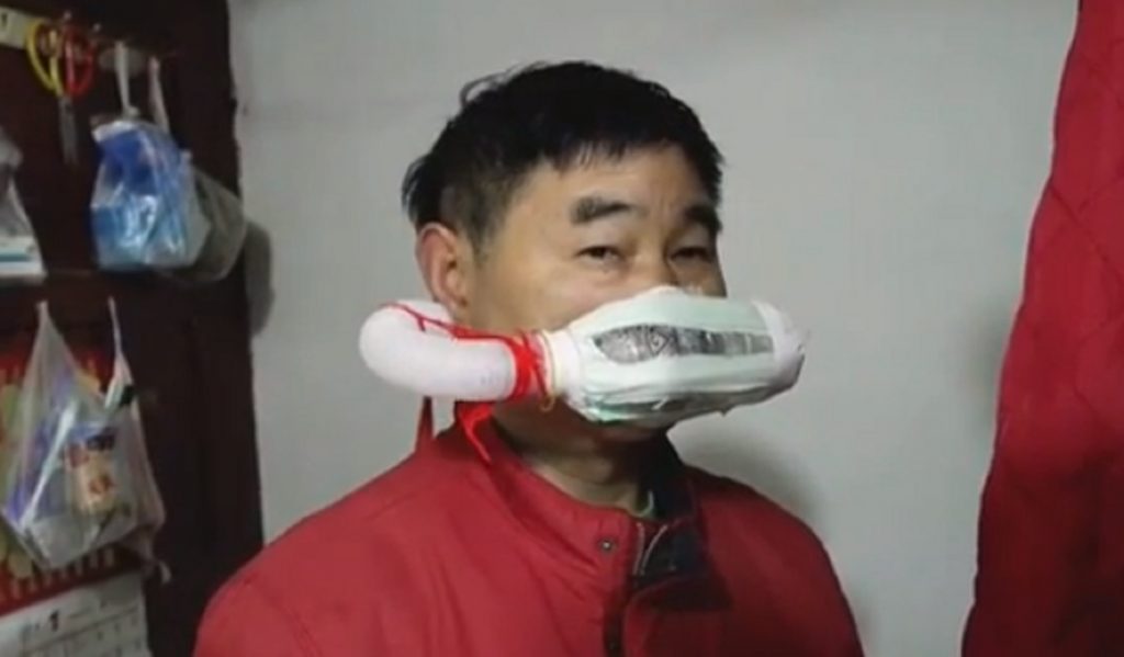 Imagine Stire Noua modă, în plină pandemie! Un frizer din Wuhan a creat o „mască” dintr-o sticlă de plastic și din hârtie igienică | 2review.ro