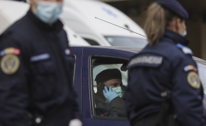 Imagine Stire Halucinant. Ce a făcut un medic din București după ce a aflat că este infectat cu noul coronavirus. Jandarmii au fost nevoiți să intervină | 2review.ro