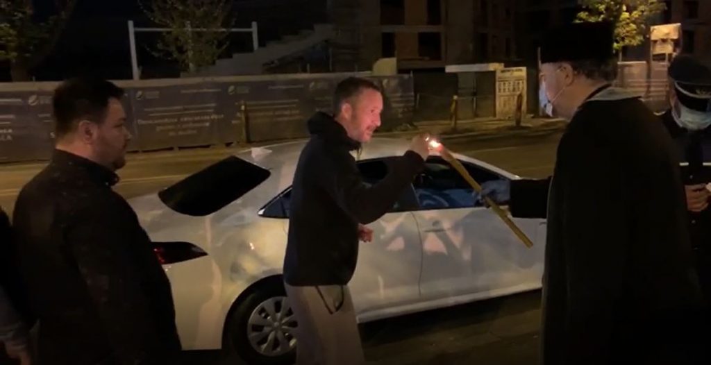 Imagine Stire Mihai Stoica a sfidat regulile din Ordonanțele Militare și a mers să ia Lumina Sfântă de la Mănăstirea Cașin! Martorii au fost uimiți când l-au văzut cum era îmbrăcat în plină pandemie de coronavirus | VIDEO | 2review.ro