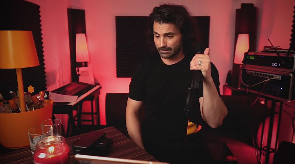 Imagine Stire Pepe, amendat după ce a mers să ia Lumina Sfântă de la biserică! Scene de-a râsu’-plânsu’ între cântăreț și polițistul care i-a scris procesul-verbal | 2review.ro