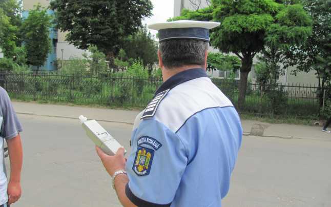 Imagine Stire Polițist din Galați, filmat beat în timp ce cade din picioare. Imaginile s-au viralizat instant | 2review.ro