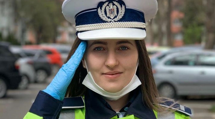 Imagine Stire Ochii ți se inundă de lacrimi instantaneu! Ce gest impresionant a făcut o polițistă din București după ce a tras pe dreapta un doctor, care se întorcea de la spital | 2review.ro
