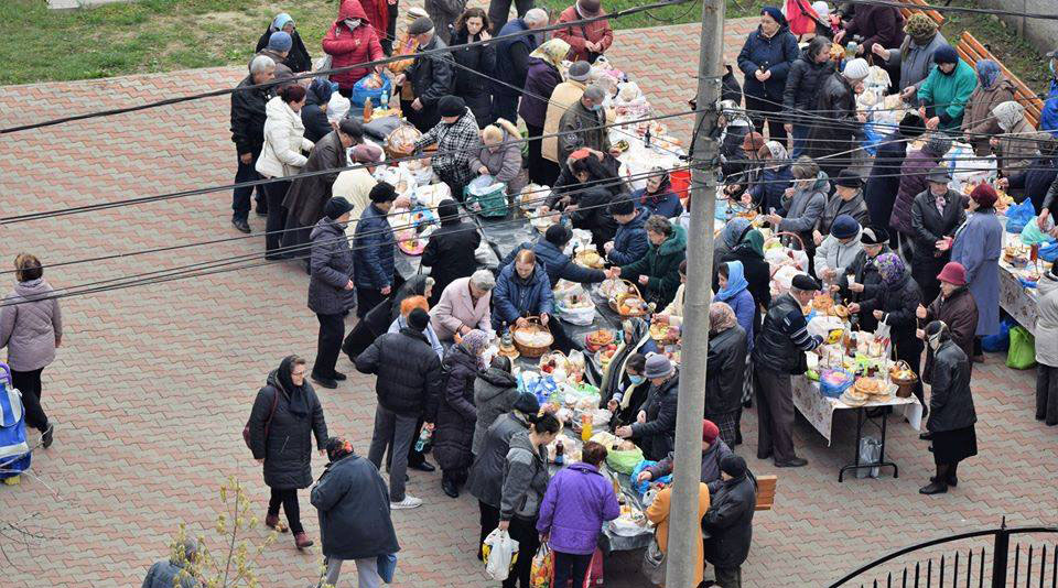 Imagine Stire Zeci de oameni, la un praznic organizat în curtea unei biserici din Iași! Decizia polițiștilor în legătură cu iresponsabilitatea creștinilor în plină epidemie de coronavirus | 2review.ro